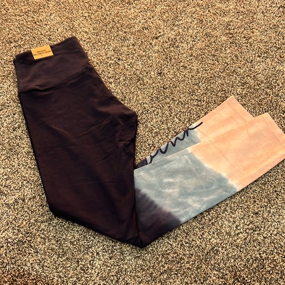 PINK Victoria's Secret Pants - Pink active leggings with tags size small